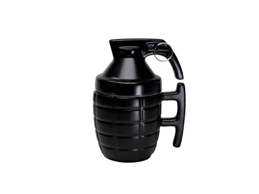 Keramický hrnek Caliber Gourmet Grenade Mug ve tvaru granátu. Praktické víčko udrží nápoj déle teplý. Vhodné do mikrovlnné trouby i myčky nádobí.